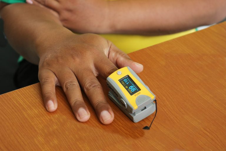 oximeter tool to check oxygen saturation and check pulse