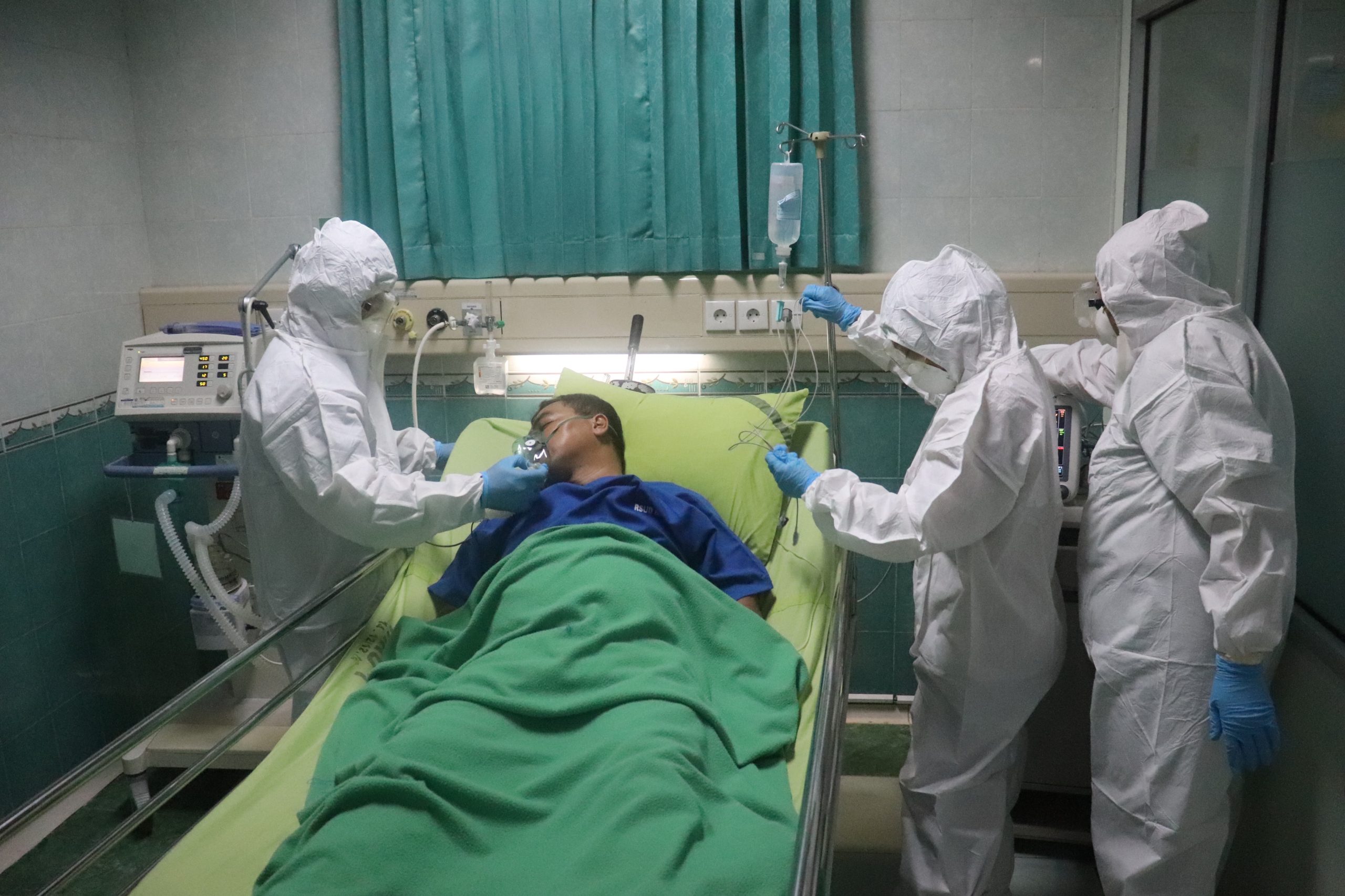 covid-19 patients in the ICU room