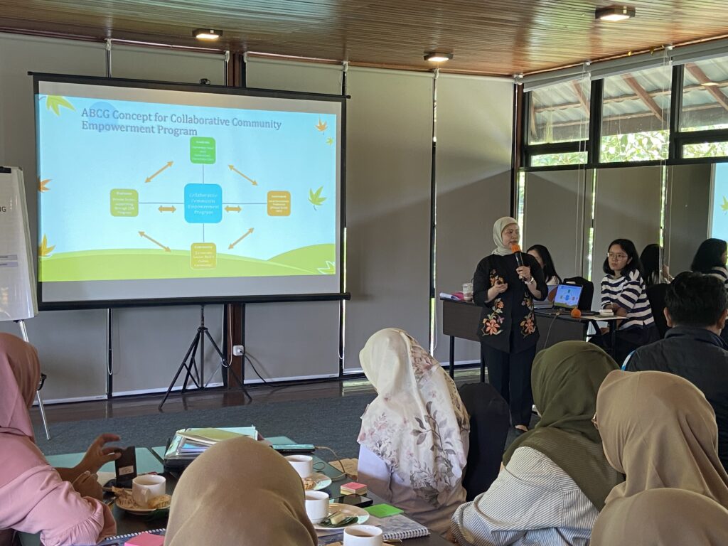 Speaker delivering a guest lecture at FKUI on community health engagement