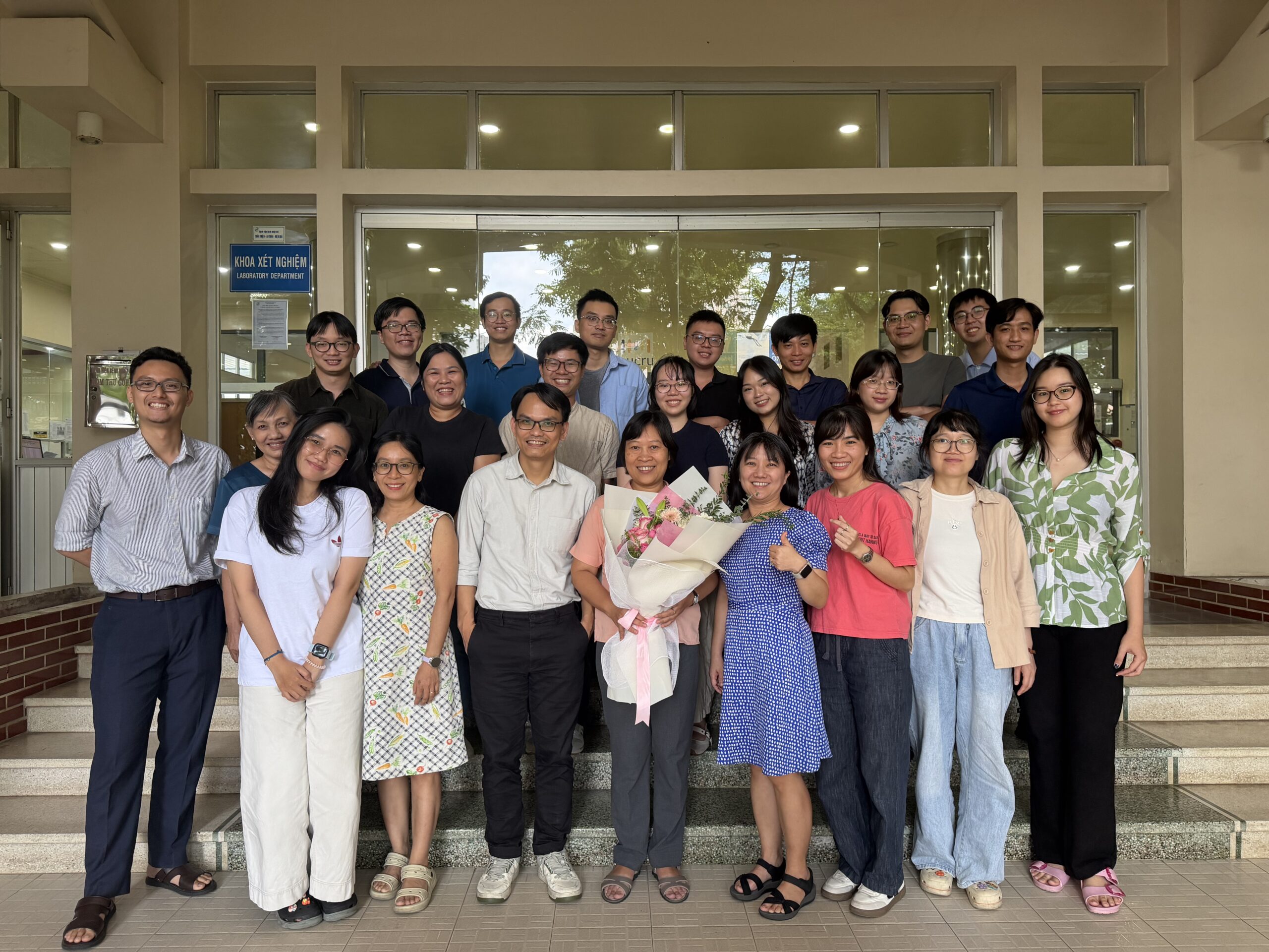Members of the Tuberculosis Research Group at OUCRU celebrate with Professor Nguyễn Thụy Thương Thương (centre) following her Oxford professorship appointment. (Photo: Nghia Nguyen / OUCRU, 2026)